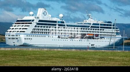 Bantry West Cork Irlande, jeudi 7 juillet 2022; le bateau de croisière Sirena est arrivé ce matin à Bantry Bay. Le navire des îles Marshall, transportant 1000 passagers, a amarré à 7,30AM, où les passagers ont débarqué et ont effectué des excursions d'une journée au Mizen, à l'ours Peninsula et à Killarney, ainsi qu'à Bantry Town. Credit ; ED/Alay Live News Banque D'Images