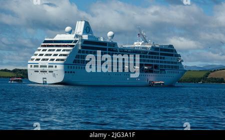 Bantry West Cork Irlande, jeudi 7 juillet 2022; le bateau de croisière Sirena est arrivé ce matin à Bantry Bay. Le navire des îles Marshall, transportant 1000 passagers, a amarré à 7,30AM, où les passagers ont débarqué et ont effectué des excursions d'une journée au Mizen, à l'ours Peninsula et à Killarney, ainsi qu'à Bantry Town. Credit ; ED/Alay Live News Banque D'Images