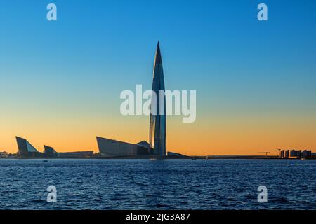 Le centre Lakhta. Vue en soirée depuis le golfe de Finlande, Saint-Pétersbourg, Russie Banque D'Images