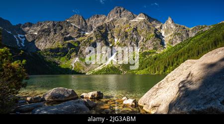 Vue panoramique sur le lac Morskie oko ou Eye of the Sea dans les montagnes polonaises Tatra en été. Banque D'Images