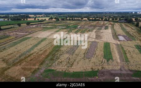 07 juillet 2022, Schleswig-Holstein, Lübeck : vue sur diverses fouilles dans une zone commerciale prévue. La ville hanséatique de Lübeck a présenté jeudi les premiers résultats des recherches archéologiques préliminaires dans une zone commerciale prévue. Des vestiges de maisons préhistoriques de l'époque de la naissance du Christ ont été trouvés sur l'ancien site d'un verger dans le sud de Lübeck, ainsi que des indications claires d'une phase de colonisation néolithique d'il y a environ 6000 ans. Photo: Christian Charisius/dpa crédit: dpa Picture Alliance/Alay Live News Banque D'Images