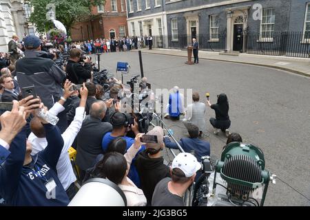 Londres, Royaume-Uni. 7th juillet 2022. Le Premier ministre Boris Johnson prononce son discours de démission d'un conférencier à l'extérieur du No10 Downing Street. Crédit : MARTIN DALTON/Alay Live News Banque D'Images