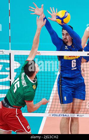 Radoslav Parapunov (L) de Bulgarie en action contre Simone Giannelli (R) d'Italie lors du match de la Ligue des Nations de volley-ball de la FIVB 2022 hommes entre la Bulgarie et l'Italie à Gdansk, Pologne, 05 juillet 2022. Banque D'Images