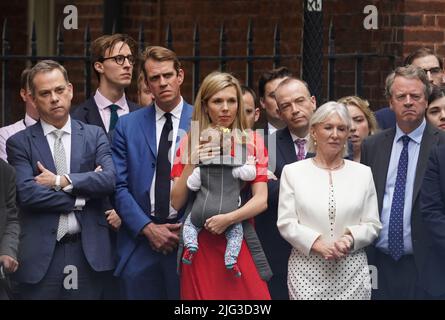 Le ministre sans portefeuille du Cabinet Nigel Adams (à gauche), le secrétaire à la Culture Nadine Dorries (deuxième à droite) et le secrétaire écossais Alister Jack (à droite), se tiennent avec Carrie Johnson, épouse du Premier ministre Boris Johnson, qui accueille leur fille Romy, alors qu'il lit une déclaration devant le 10 Downing Street, Londres, La démission officielle de son poste de chef du Parti conservateur après que les ministres et les députés aient clairement exprimé sa position était intenable. Il restera premier ministre jusqu'à ce qu'un successeur soit en place. Date de la photo: Jeudi 7 juillet 2022. Banque D'Images