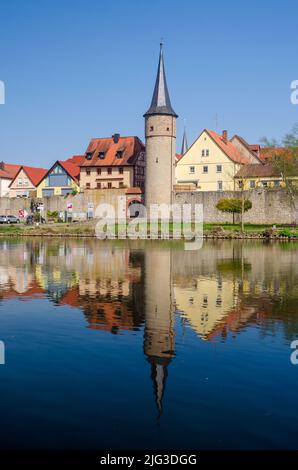 Vieille ville de Karlstadt sur la rivière principale en Basse-Franconie (Unterfranken) dans l'État de Bavière en Allemagne Banque D'Images