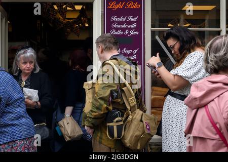 Week-end de reconstitution de l'histoire vivante nostalgique des années 1940 (réacteurs, réplique WW2 uniforme de guerre, files d'attente de personnes) - Haworth, West Yorkshire, Angleterre Royaume-Uni Banque D'Images