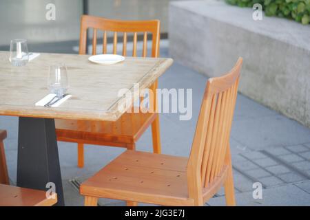 vider la chaise et la table à l'extérieur Banque D'Images