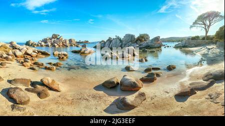 Vue remarquable sur les plages de Palombaggia et Tamaricciu. Destination de voyage célèbre. Lieu: Porto-Vecchio, Corse, France, Europe Banque D'Images