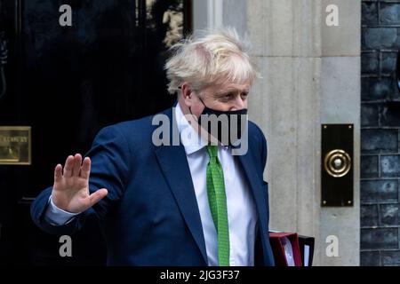 (220707) -- LONDRES, 7 juillet 2022 (Xinhua) -- photo de dossier prise le 19 janvier 2022 montre le Premier ministre britannique Boris Johnson quittant 10 Downing Street à Londres, Grande-Bretagne. Boris Johnson a démissionné du poste de Premier ministre britannique et de chef du Parti conservateur dans une déclaration au pays jeudi. Il a dit qu'il continuera de servir comme premier ministre jusqu'à ce qu'un nouveau chef conservateur soit choisi. (Photo de Stephen Chung/Xinhua) Banque D'Images