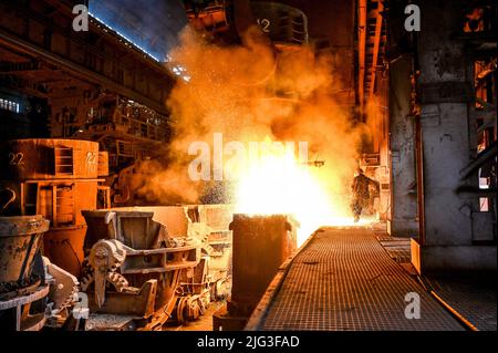 ZAPORIZHHIA, UKRAINE - le 28 JUIN 2022 - Une allée de teeming d'un four à foyer ouvert est photographiée dans une aciérie de Zaporizhzhia, dans le sud-est de l'Ukraine. T Banque D'Images