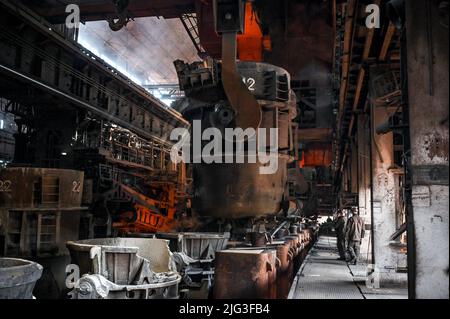 ZAPORIZHHIA, UKRAINE - le 28 JUIN 2022 - Une allée de teeming d'un four à foyer ouvert est photographiée dans une aciérie de Zaporizhzhia, dans le sud-est de l'Ukraine. T Banque D'Images