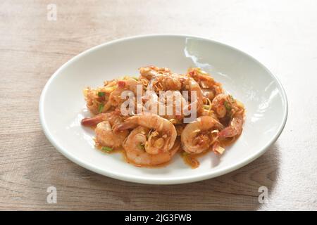 Crevettes aigres et épicées avec une tranche de salade thaï herbacée au citron sur l'assiette Banque D'Images