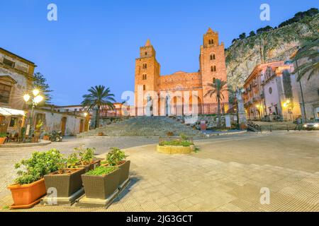 Vue imprenable en soirée sur la cathédrale-basilique de Cefalu ou le Duomo di Cefalu et la place Piazza del Duomo. Destination de voyage populaire de la Méditerranée Banque D'Images