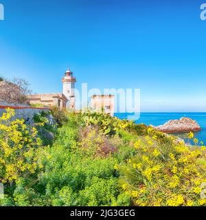 Fantastique journée ensoleillée au-dessus du phare de Capo Zafferano. Destination de voyage populaire de la mer Méditerranée. Lieu: Santa Flavia, province de Palerme, SICI Banque D'Images