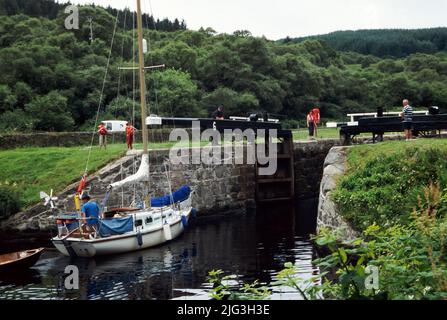 Yacht traversant l'écluse de Cairnbaan sur le canal de Crinan, Argyll et Bute, Écosse. Banque D'Images