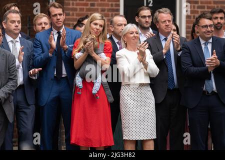 Carrie Johnson tenant sa fille Romy, avec Nadine Dorries, regarde le Premier ministre Boris Johnson lire une déclaration à l’extérieur du 10 Downing Street, Londres, démissionnant officiellement en tant que chef du Parti conservateur après que les ministres et les députés aient clairement fait savoir que sa position était intenable. Il restera premier ministre jusqu'à ce qu'un successeur soit en place. Date de la photo: Jeudi 7 juillet 2022. Banque D'Images