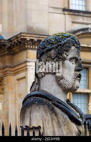 L'un des bustes des philosophes classiques, Empereur Heads, au Sheldonian Theatre, à Oxford, dans l'Oxfordshire, Royaume-Uni, lors d'une journée humide de pluie en août Banque D'Images