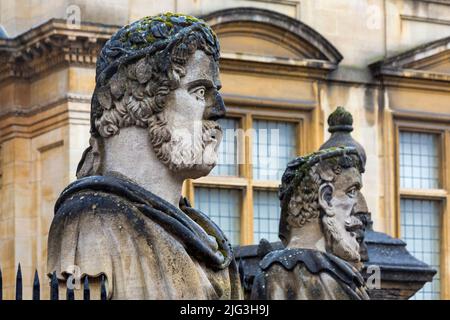 Bustes de philosophes classiques, Emperor Heads, au Sheldonian Theatre, Oxford à Oxford, Oxfordshire, Royaume-Uni, lors d'une journée humide de pluie en août Banque D'Images