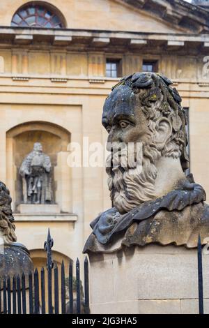 L'un des bustes des philosophes classiques, Empereur Heads, au Sheldonian Theatre, à Oxford, dans l'Oxfordshire, Royaume-Uni, lors d'une journée humide de pluie en août Banque D'Images