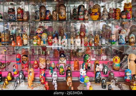 Boston, ma, US-11 juin 2022 : gros plan de l'exposition de poupées russes nicheuses à la destination touristique animée du marché de Faneuil Hall-Quincy. Banque D'Images