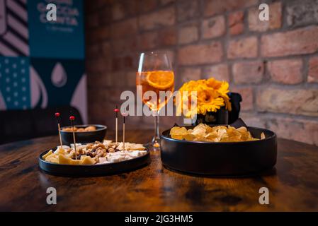 Apéritif italien traditionnel avec fromage, noix et apéritif spritz Banque D'Images