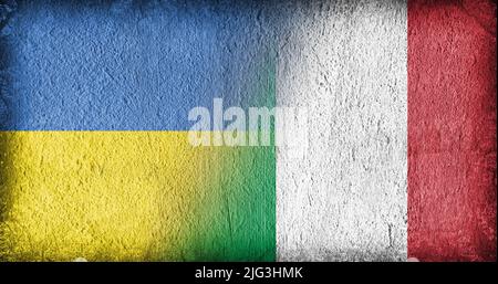 Drapeau ukrainien et italien sur béton, divisé au milieu Banque D'Images