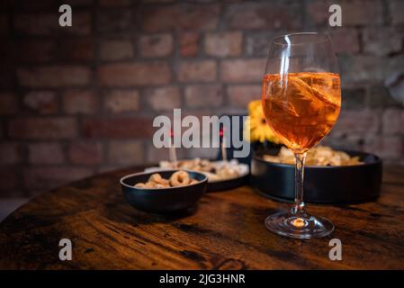 Apéritif italien traditionnel avec fromage, noix et apéritif spritz Banque D'Images