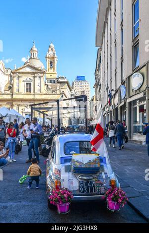 Une Fiat 500 voiture d'époque peinte avec des images de la ville et garée sur la place Piazza Matteotti, avec des touristes, Gênes, Ligurie, Italie Banque D'Images