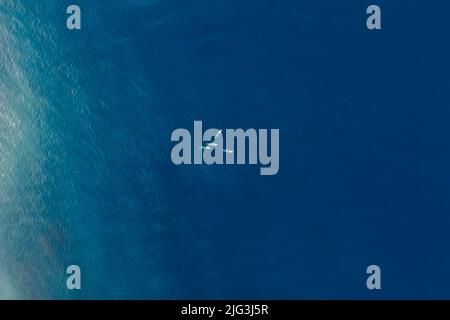 21 juin 2022. Dalaman, Turquie. Vue aérienne du groupe sur le paddle-board debout en mer bleue. Les gens sur Red paddle sup à bord de l'océan. Vue de dessus. Banque D'Images