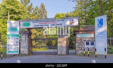 Belgrade, Serbie - 16 mai 2022 : porte d'entrée du complexe du centre de loisirs sportif dans le parc des Bois Kosutnjak. Banque D'Images