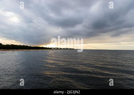 La vue de la nouvelle jetée de Koserow vers Zempin/Zinnowitz dans la soirée Banque D'Images