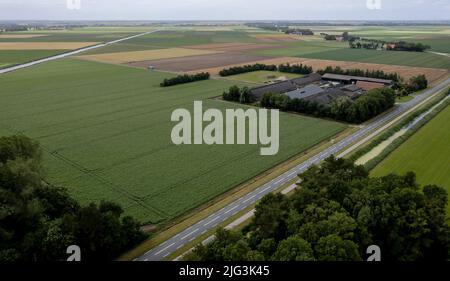 2022-07-07 20:36:26 BANT - Drone photo d'un terrain à Bant, où un deuxième centre d'enregistrement pour les demandeurs d'asile sera construit. L'armoire avait cherché un emplacement pour un tel centre pendant un certain temps, pour soulager la pression sur l'emplacement existant à Ter Apel. ANP ROBIN VAN LONKHUIJSEN pays-bas sortie - belgique sortie Banque D'Images