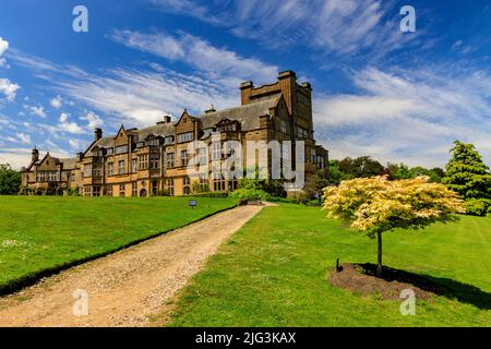 La lumière du soleil illumine le front sud de la maison de Minterne et le mini arbre acer, construit en 1906, Dorset, Angleterre, Royaume-Uni Banque D'Images