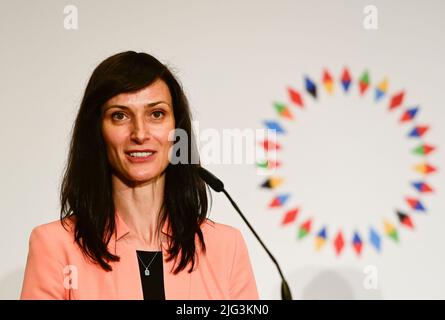 Mme Mariya Gabriel, Commissaire européenne chargée de l'innovation, de la recherche, de la culture, de l'éducation et de la jeunesse, prend la parole lors de la conférence de presse sur le financement de la recherche, du développement et des innovations, qui s'est tenue sous la présidence tchèque de l'UE, sur 7 juillet 2022, à Prague, en République tchèque. (CTK photo/Roman Vondrous) Banque D'Images