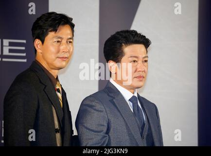 (G-D) Jung Woo-Sung et Heo Sung-Tae, 5 juillet 2022 : les acteurs sud-coréens Jung Woo-Sung et Heo Sung-Tae posent à une conférence de presse pour le film 'Hunt' à Séoul, en Corée du Sud. (Photo de Lee Jae-Won/AFLO) (CORÉE DU SUD) Banque D'Images