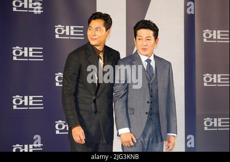 (G-D) Jung Woo-Sung et Heo Sung-Tae, 5 juillet 2022 : les acteurs sud-coréens Jung Woo-Sung et Heo Sung-Tae posent à une conférence de presse pour le film 'Hunt' à Séoul, en Corée du Sud. (Photo de Lee Jae-Won/AFLO) (CORÉE DU SUD) Banque D'Images