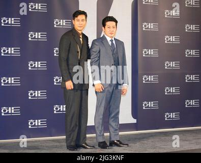 (G-D) Jung Woo-Sung et Heo Sung-Tae, 5 juillet 2022 : les acteurs sud-coréens Jung Woo-Sung et Heo Sung-Tae posent à une conférence de presse pour le film 'Hunt' à Séoul, en Corée du Sud. (Photo de Lee Jae-Won/AFLO) (CORÉE DU SUD) Banque D'Images