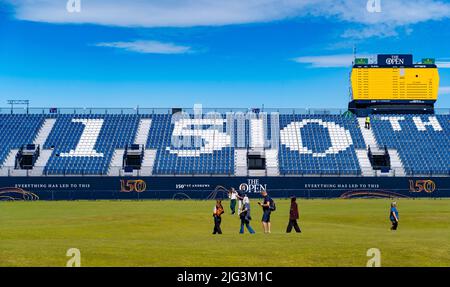 St Andrews, Écosse, Royaume-Uni. 7 juillet 2022. Le Old course à St Andrews est une ruche d'activité avec une semaine pour aller jusqu'à la première partie du championnat Open 150th. Les membres du public sont autorisés à marcher sur les fairways parce que le Old course est un parc public. Les touristes ont fait le maximum de cet accès pour poser pour des photos à côté de caractéristiques célèbres telles que le pont Swilken Burn sur le 18th trous. Iain Masterton/Alay Live News Banque D'Images