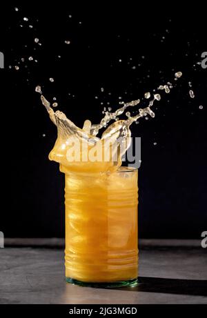 Boisson glacée avec paillettes comestibles dorées ou poudre scintillante Banque D'Images