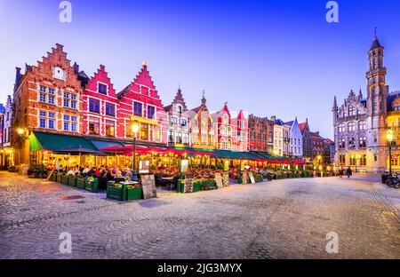 Bruges, Belgique - juin 2022. Cafés de rue à Grote Markt, lieu de rencontre des Brugelings et des touristes à Bruges, Flandre Occidentale. Banque D'Images