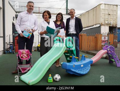 La présidente de Sinn Fein Mary Lou McDonald (deuxième à gauche) avec la porte-parole des finances Pearse Doherty (à gauche), la porte-parole des enfants Kathleen Funchion et Chris Andrews TD (à droite) au Ringsend Irishtown Community Centre de Dublin, pour le lancement d'un document de politique décrivant les propositions du parti de réduire les coûts de la garde d'enfants des deux tiers pour les familles. Date de la photo: Jeudi 7 juillet 2022. Banque D'Images