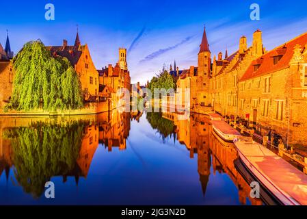 Bruges, Belgique. Paysage de l'heure bleue avec la belle Rozenhoedkaai à Bruges, célèbre monument de Flandre. Banque D'Images