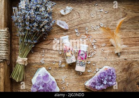 Flacons faits maison en pot de charme avec de bonnes intentions pour la protection de la maison et l'équilibre intérieur. Rempli de sel de roche himalayan, de fleurs d'herbes séchées. Banque D'Images