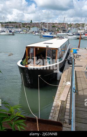 Probablement le premier bateau à faisceau large construit sur l'île de Wight amarré dans le port tout en étant complété par les constructeurs Floating Ohm. Banque D'Images