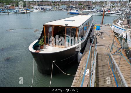 Probablement le premier bateau à faisceau large construit sur l'île de Wight amarré dans le port tout en étant complété par les constructeurs Floating Ohm. Banque D'Images