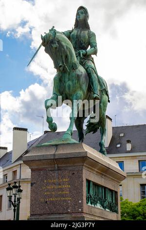 La statue équestre de Jeanne d'Arc sur la place du Martroi est un monument en bronze réalisé par Denis Foyatier en 1855. Orléans, Centre-Val de Loire région de Banque D'Images