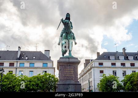 La statue équestre de Jeanne d'Arc sur la place du Martroi est un monument en bronze réalisé par Denis Foyatier en 1855. Orléans, Centre-Val de Loire région de Banque D'Images