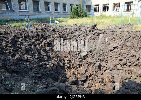 Kharkiv, Ukraine. 07th juillet 2022. Un cratère est photographié dans la cour d'une école d'embarquement pour les enfants malvoyants endommagés par les bombardements russes, à Kharkiv, dans le nord-est de l'Ukraine. 7 juillet 2022. Photo de Vyacheslav Madiyevskyy/Ukrinform/ABACAPRESS.COM crédit: Abaca Press/Alay Live News Banque D'Images