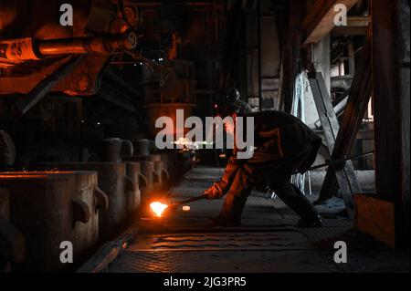 Une allée de teeming d'un four à foyer ouvert est photographiée dans une aciérie de Zaporizhzhia, dans le sud-est de l'Ukraine. 28 juin 2022. Photo de Dmytro Smolyenko/Ukrinform/ABACAPRESS.COM Banque D'Images