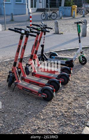 Lübeck, Schleswig Holstein Allemagne - 06 16 2022: Un regard sur divers E scooters à louer qui sont soigneusement alignés sur le côté de la route Banque D'Images
